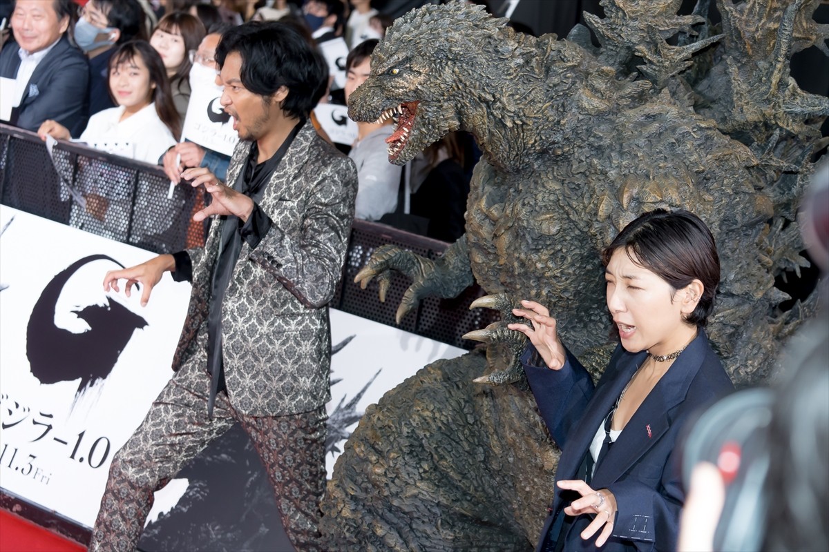 神木隆之介＆浜辺美波、歌舞伎町のレッドカーペットに降臨　“巨大ゴジラトラック”も登場
