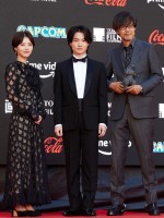 （左から）「第36回東京国際映画祭」オープニングレッドカーペットに登場した浜辺美波、神木隆之介、山崎貴監督