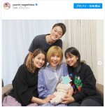 イメージ激変の金髪ヘアを披露している山崎夕貴アナ（中）　※「永島優美」インスタグラム（＠yuumi_nagashima）