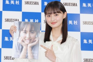 乃木坂46・遠藤さくら、1st写真集『可憐』発売記念会見に登場