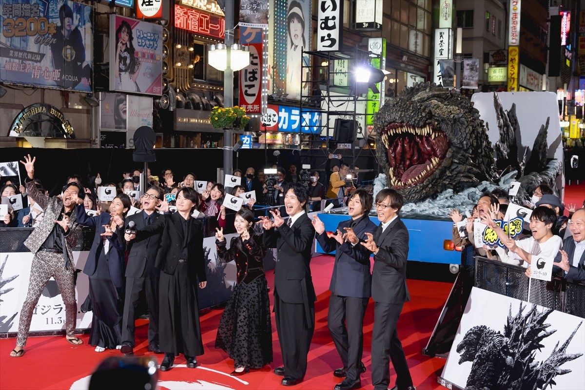 神木隆之介＆浜辺美波、歌舞伎町のレッドカーペットに降臨　“巨大ゴジラトラック”も登場
