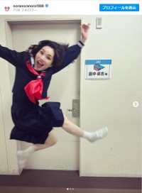 平野ノラ、「留年決定～！！」躍動感あふれる制服ショット公開　※「平野ノラ」インスタグラム
