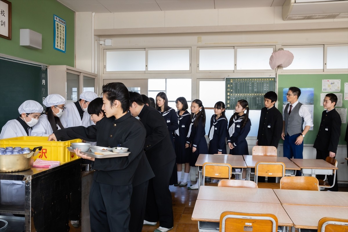 市原隼人、役と向き合う“生真面目さ”は食と向き合う甘利田そのもの！　『おいしい給食 season3』撮影潜入レポ