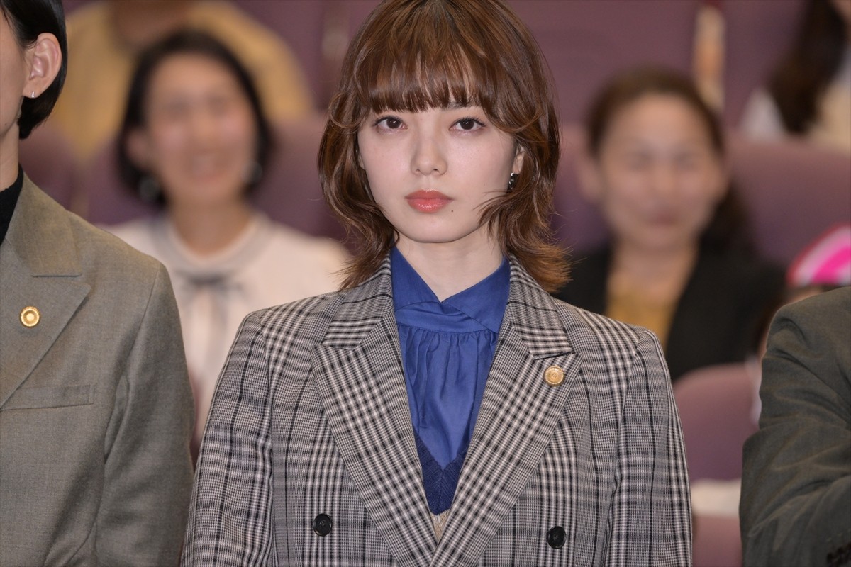 平手友梨奈、ムロツヨシから“殺傷能力が高い言い間違い”暴露され「本当に申し訳なかったです」