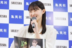 乃木坂46・遠藤さくら、1st写真集『可憐』発売記念会見に登場