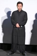 『唄う六人の女』公開記念舞台あいさつに出席した山田孝之