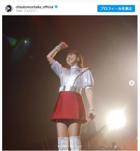 森高千里、美脚と絶対領域がまぶしいローアングルショットに「若い、可愛い、スタイル良すぎです」