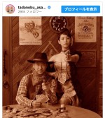 【写真】浅野忠信、50歳に　妻・中田クルミとのウエスタン風記念ショットに反響「最高です」