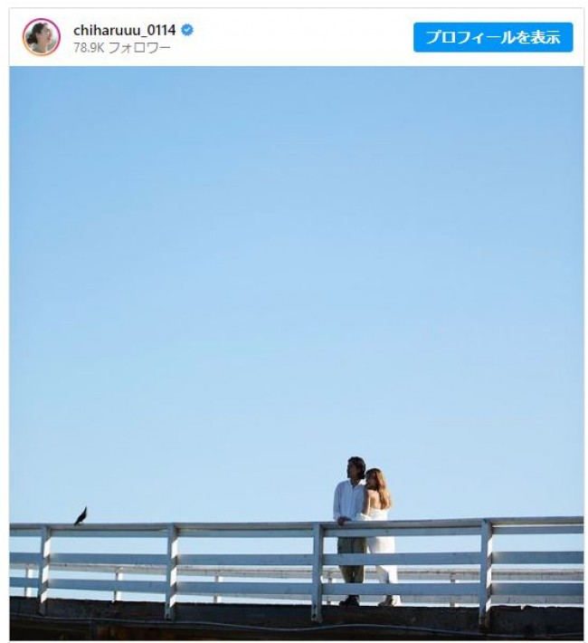 新山千春、夫との2ショットで結婚を発表　※「新山千春」インスタグラム