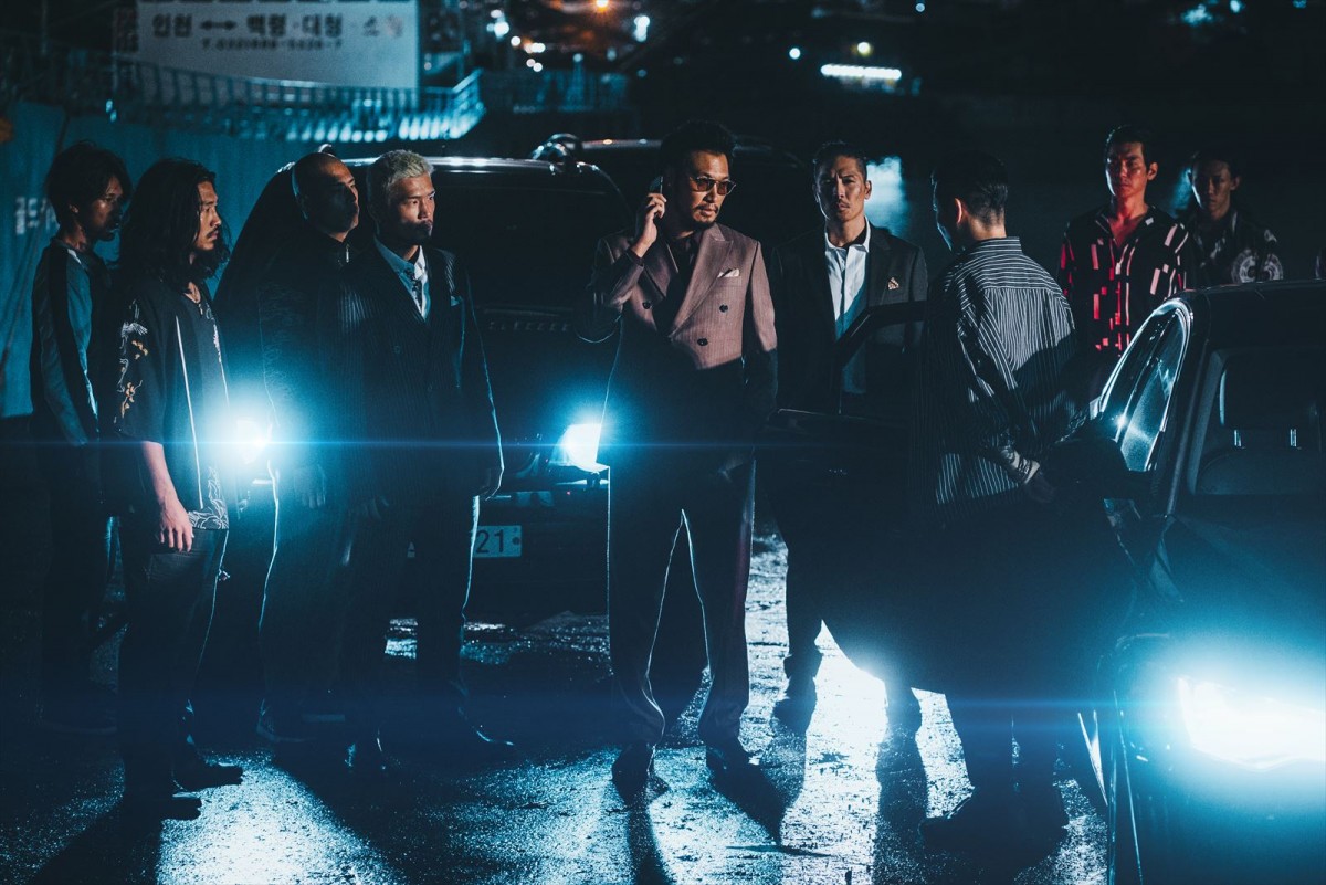 マ・ドンソク主演『犯罪都市』“やりすぎ”最強刑事の前に2人の極悪ヴィランが！　日本版ビジュアル＆場面写真公開