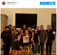 『モダン・ファミリー』キャストが勢ぞろい！　ソフィア・ベルガラが再会を祝う　※「ソフィア・ベルガラ」インスタグラム