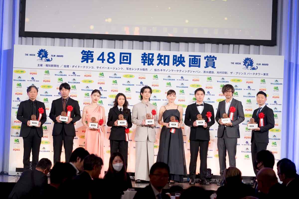 横浜流星、報知映画賞主演男優賞受賞　佐藤浩市が祝福に駆けつける