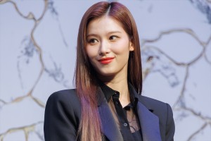TWICE・SANA、イヴ・サンローラン・ボーテ ジャパン アンバサダー就任会見に登場