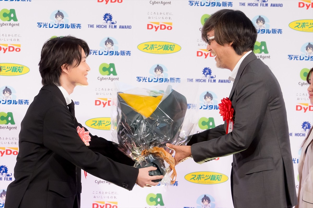 横浜流星、報知映画賞主演男優賞受賞　佐藤浩市が祝福に駆けつける