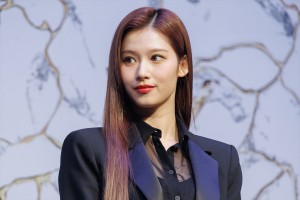 TWICE・SANA、イヴ・サンローラン・ボーテ ジャパン アンバサダー就任会見に登場