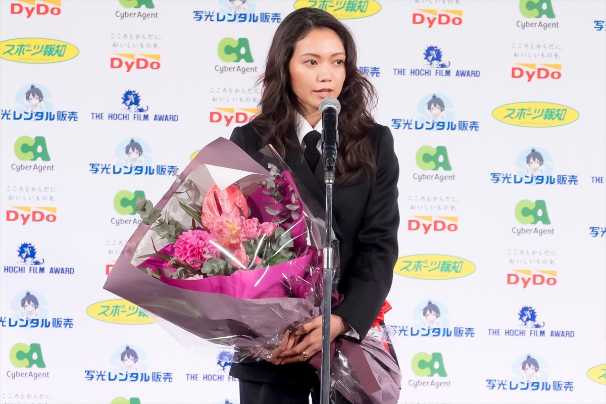 綾瀬はるか、報知映画賞主演女優賞を受賞「この賞を胸に励んでいきたい」