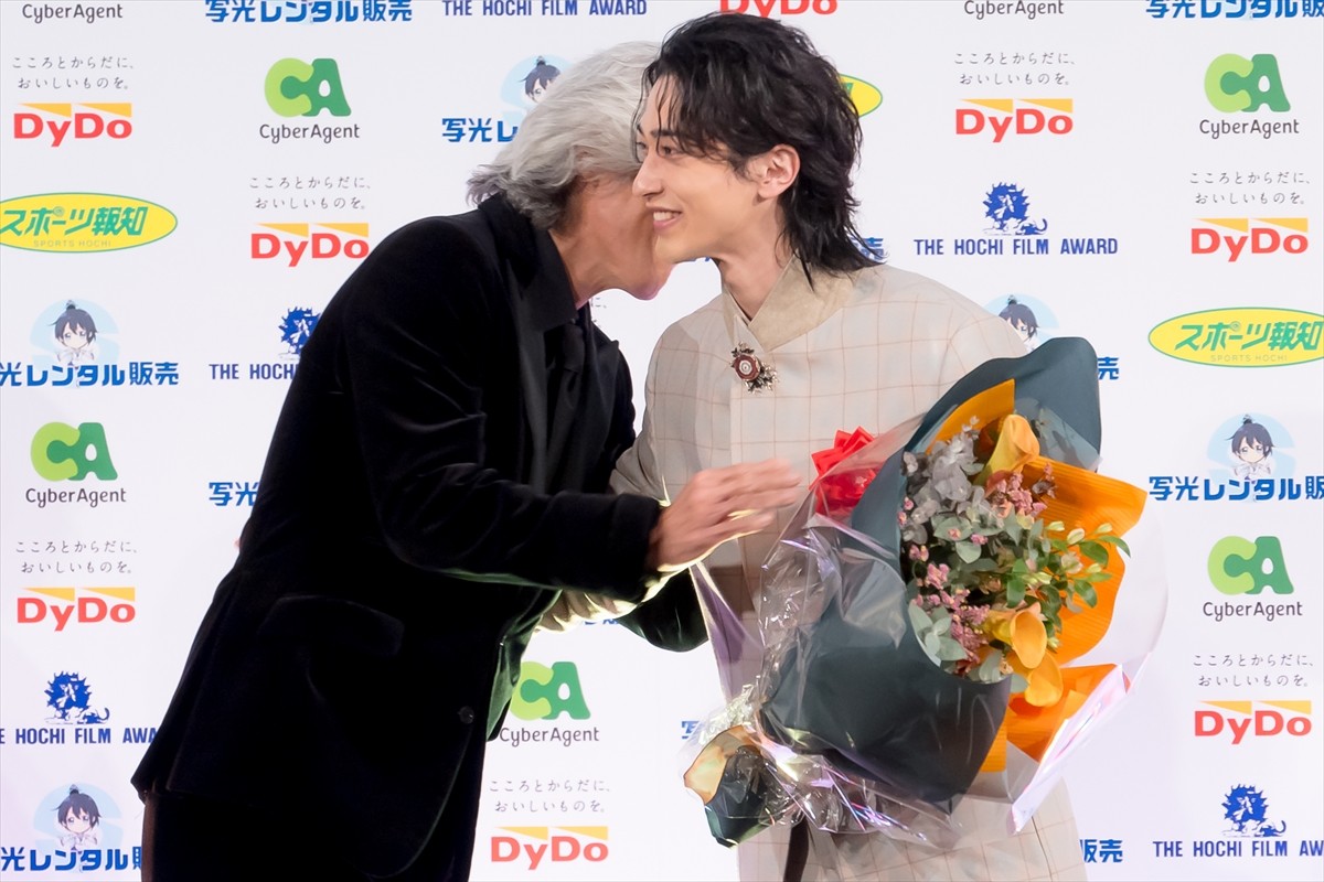 綾瀬はるか、報知映画賞主演女優賞を受賞「この賞を胸に励んでいきたい」