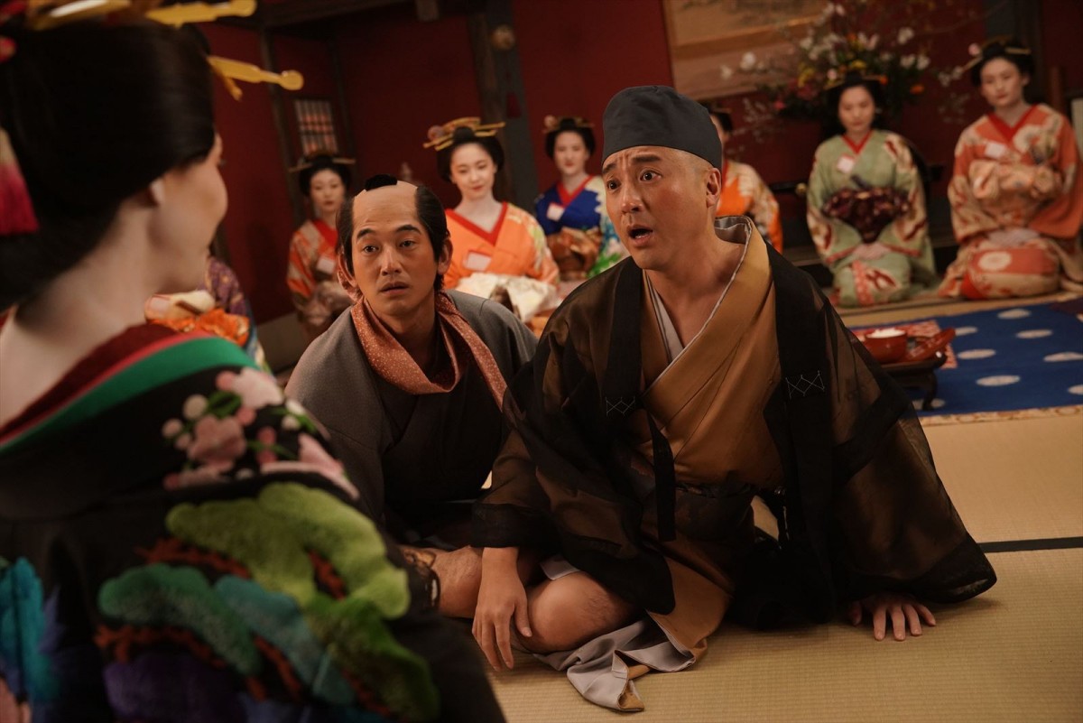 “吉良”ムロツヨシの百面相に眉の繋がった“将軍様”北村一輝も！　『身代わり忠臣蔵』場面写真が一挙公開