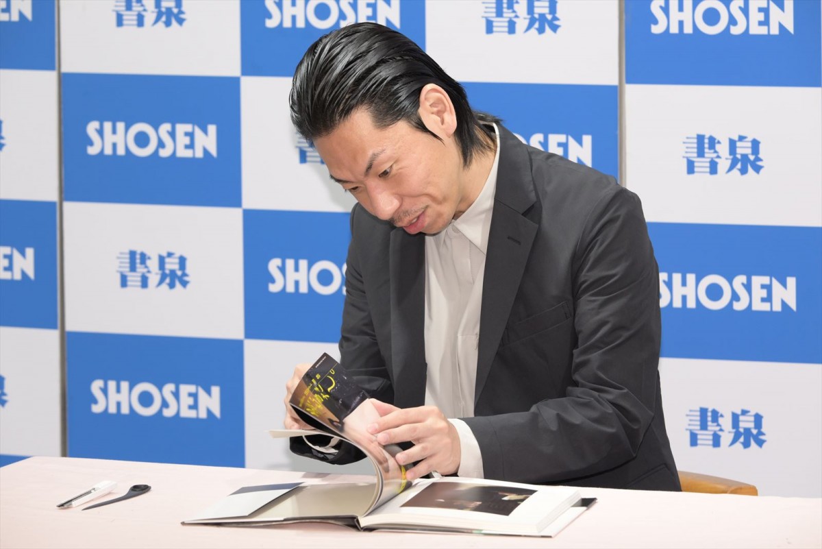 グラビア大好きな呂布カルマ、ついに自身の写真集発売！　インドで“地獄”の撮影も