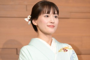 綾瀬はるか、『義母と娘のブルースFINAL 2024年謹賀新年スペシャル』制作発表会見に登場