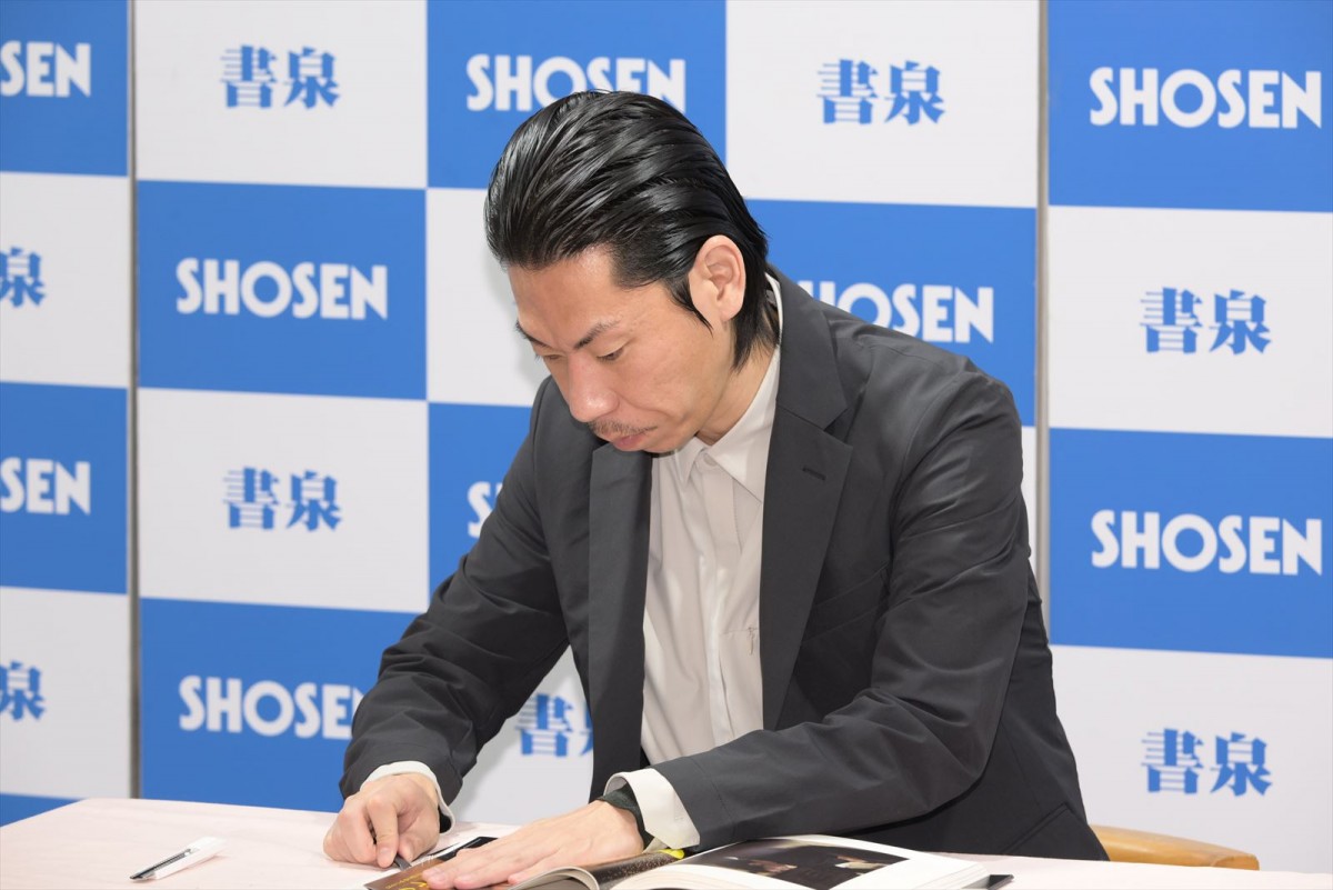 グラビア大好きな呂布カルマ、ついに自身の写真集発売！　インドで“地獄”の撮影も