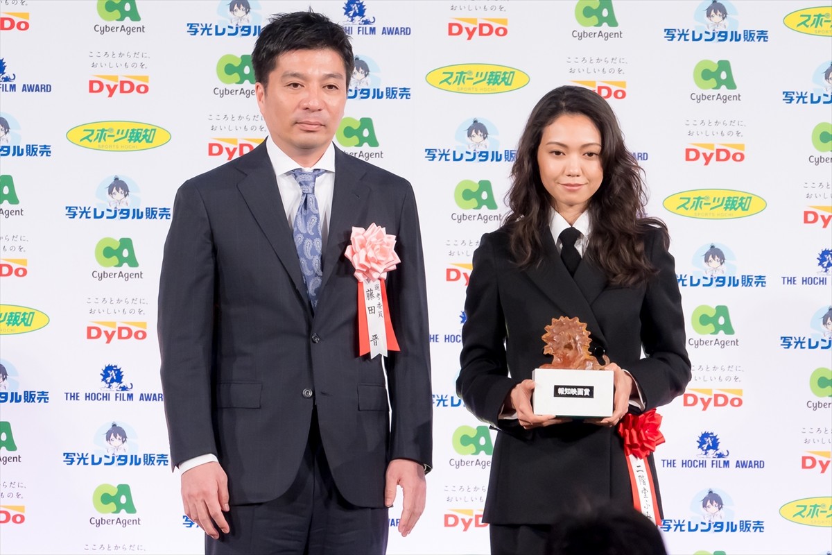 横浜流星、報知映画賞主演男優賞受賞　佐藤浩市が祝福に駆けつける