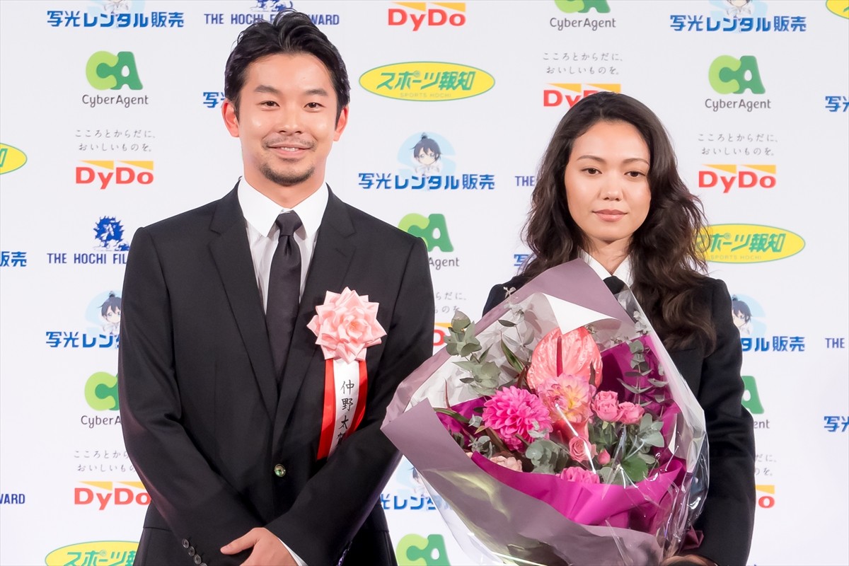 横浜流星、報知映画賞主演男優賞受賞　佐藤浩市が祝福に駆けつける
