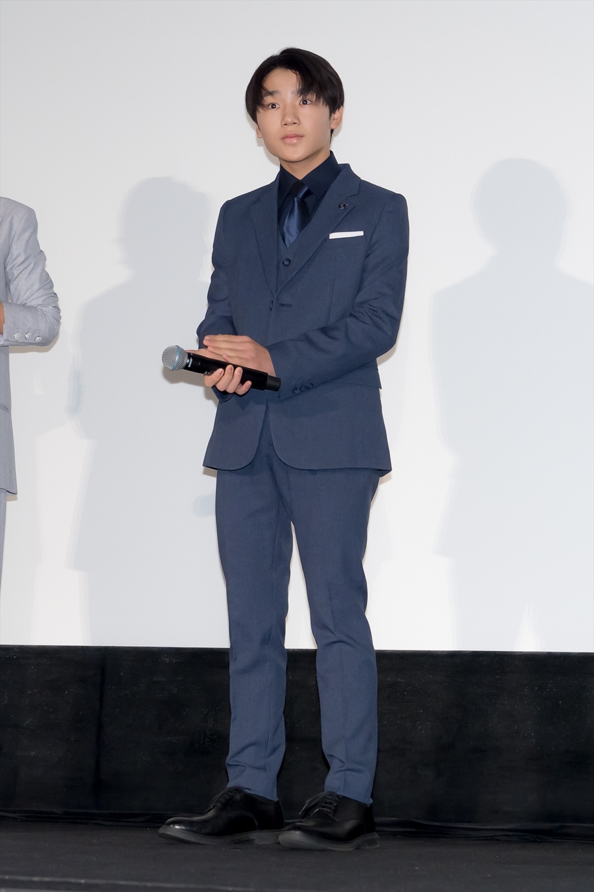 仲里依紗、カラフルなドレスで登場　寺田心「今日もすごくおきれい」