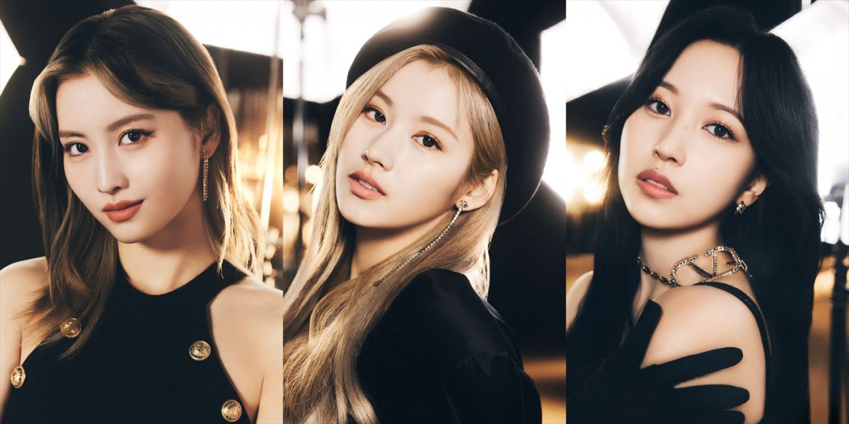 ドラマ『リエゾン-こどものこころ診療所-』挿入歌「Bouquet」を歌うTWICEの(左から)MOMO、SANA、MINA