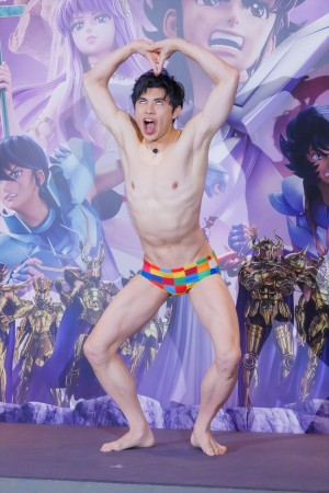 小島よしお、『聖闘士星矢：Knights of the Zodiac バトル・サンクチュアリ』配信記念イベントに登場