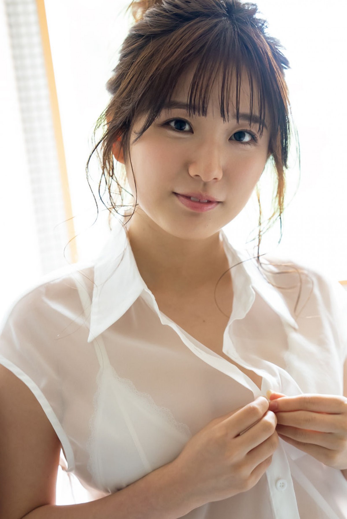 “無敵のグラドル”高崎かなみ、挑発的な表情が魅力のセクシーグラビア