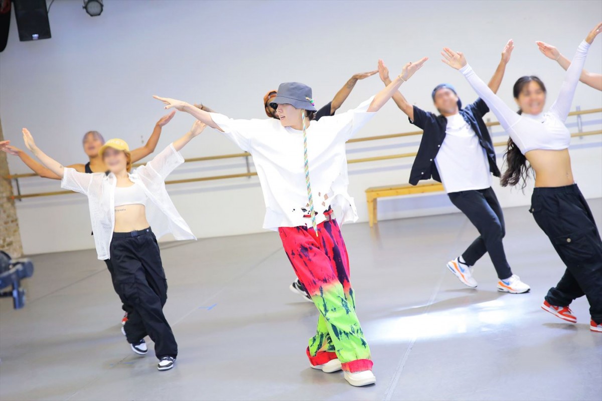 BTS・J-HOPEが歌って踊って飛び跳ねる！　ドキュメンタリー『j-hope IN THE BOX』ティザー予告到着