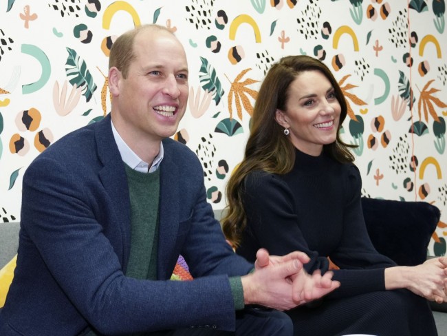 ウィリアム皇太子とキャサリン皇太子妃が笑顔で公務に　ヘンリー王子の自叙伝発売後初