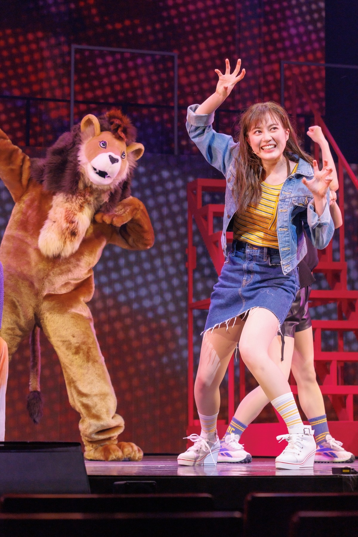 生田絵梨花、“親友”役・田村芽実と和気あいあい「気付くと触ってたり」