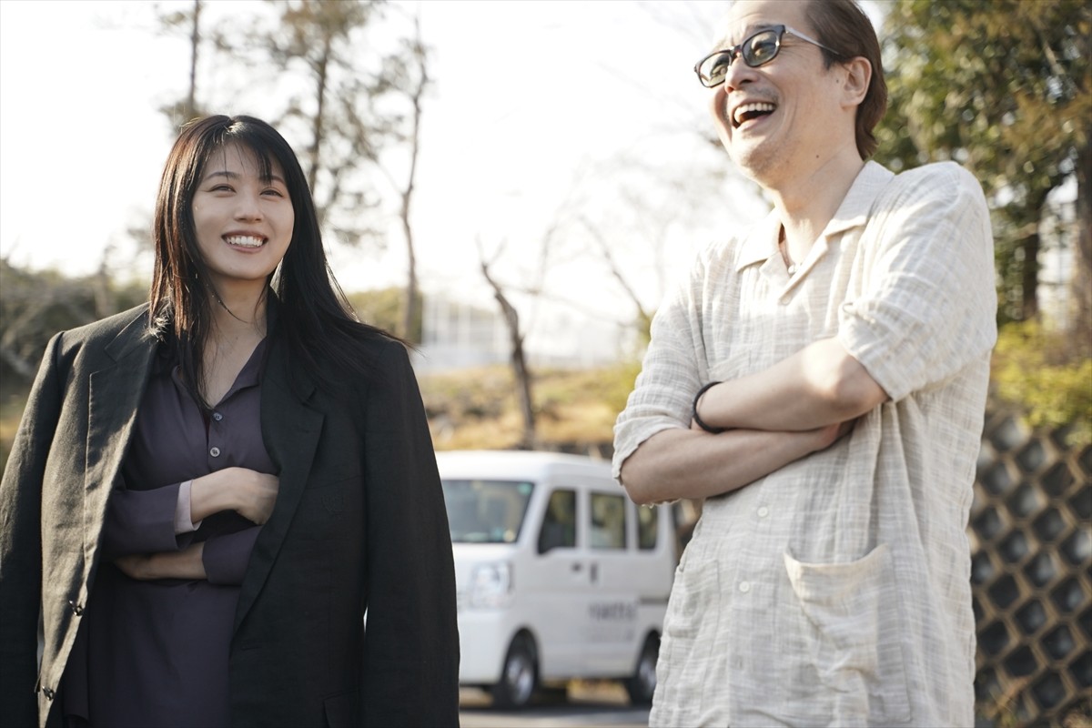 有村架純主演『ちひろさん』、個性派キャラクターそろいの場面写真を原作漫画とともに公開