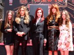 （左から）ハーパー・ヴィヴィアン・アン・ロックウッド、リサ・マリー・プレスリー、プリシラ・プレスリー、ライリー・キーオ、フィンリー・アーロン・ラブ・ロックウッド（2022年、TCL チャイニーズシアターでのセレモニーにて）