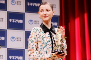 嵐莉菜、「2022年第96回キネマ旬報ベスト・テン」発表＆表彰式に登場
