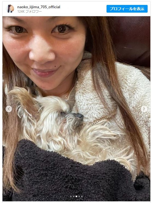 飯島直子、愛犬のヨークシャテリアのモモちゃんと　※「飯島直子」インスタグラム