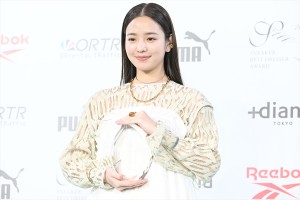 横田真悠、スニーカーベストドレッサー賞 2023 授賞式・記者発表会に登場