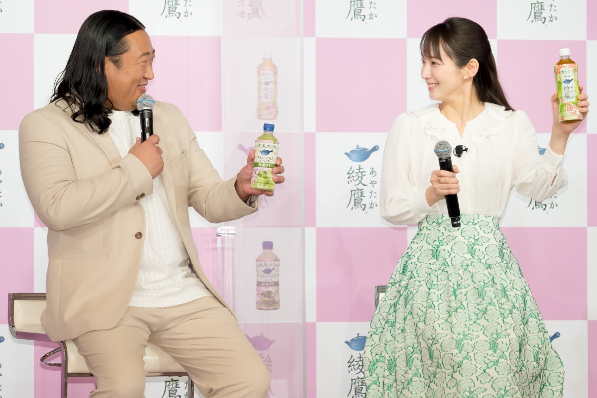吉岡里帆、秋山竜次は「桜の魔神みたい」　茶寮空間の中で桜餅振る舞う