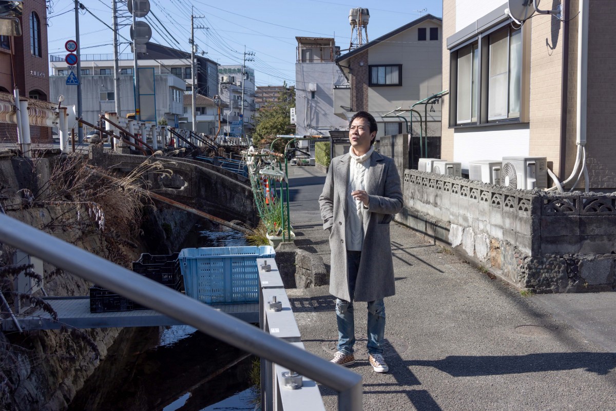 高知東生、薬物逮捕も書き切った自伝的初小説が重版　自死した母の墓に手を合わせる