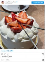 石川梨華、誕生日ケーキをお箸でカット ※「石川梨華」インスタグラム