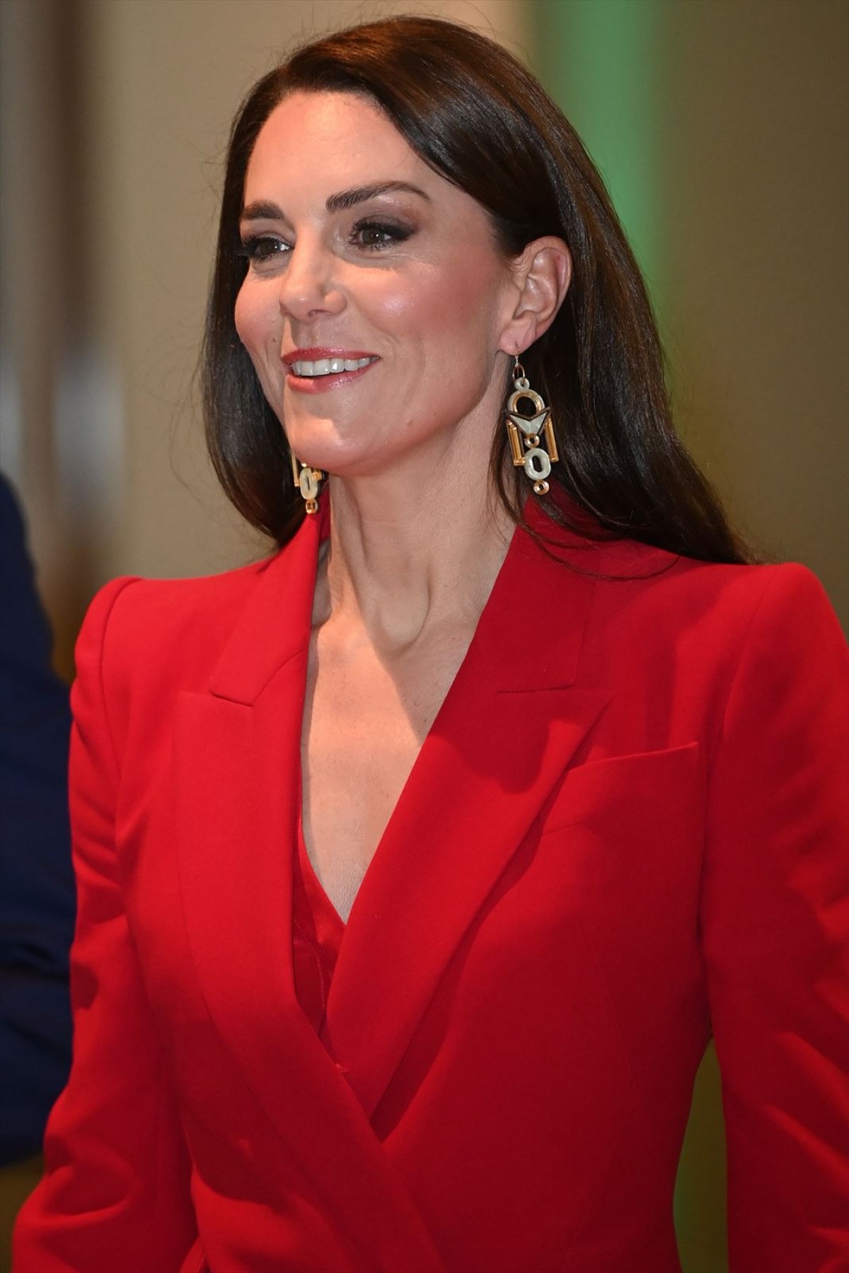 英キャサリン皇太子妃、全身真っ赤なパンツスーツ姿でイベントに出席