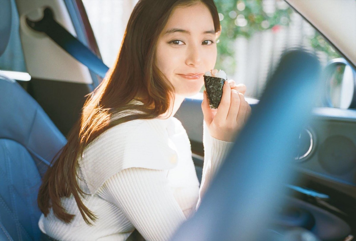 新木優子、“食べ歩き”テーマのカレンダー3.25発売　食べ物を口いっぱいほおばるキュートな魅力が大爆発