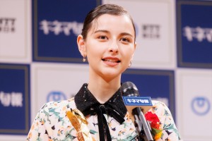 嵐莉菜、「2022年第96回キネマ旬報ベスト・テン」発表＆表彰式に登場