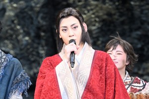 牧島輝、舞台『キングダム』帝劇公演千穐楽 達成記念会見に登場