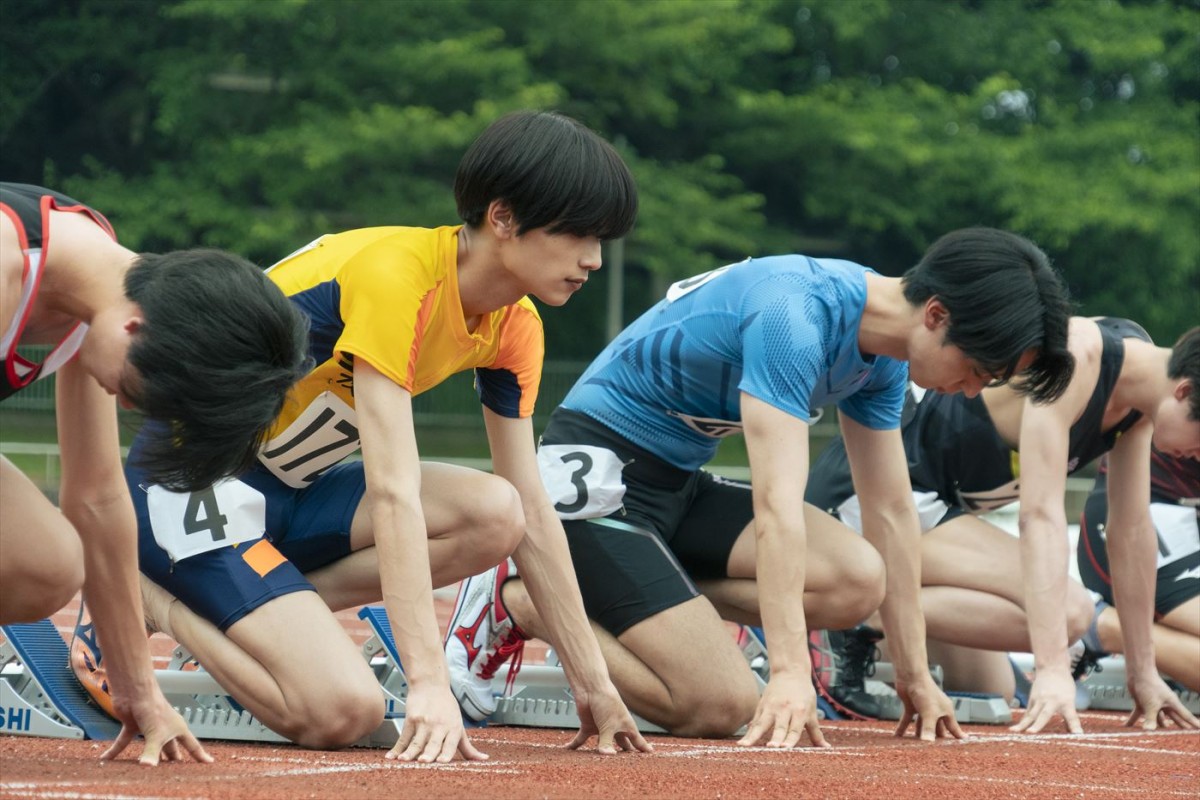 なにわ男子・高橋恭平が美しいフォームで駆け抜ける！　映画『なのに、千輝くんが甘すぎる。』陸上練習風景公開