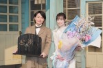 プレゼント交換をする（左から）連続テレビ小説『らんまん』神木隆之介、『舞いあがれ！』福原遥