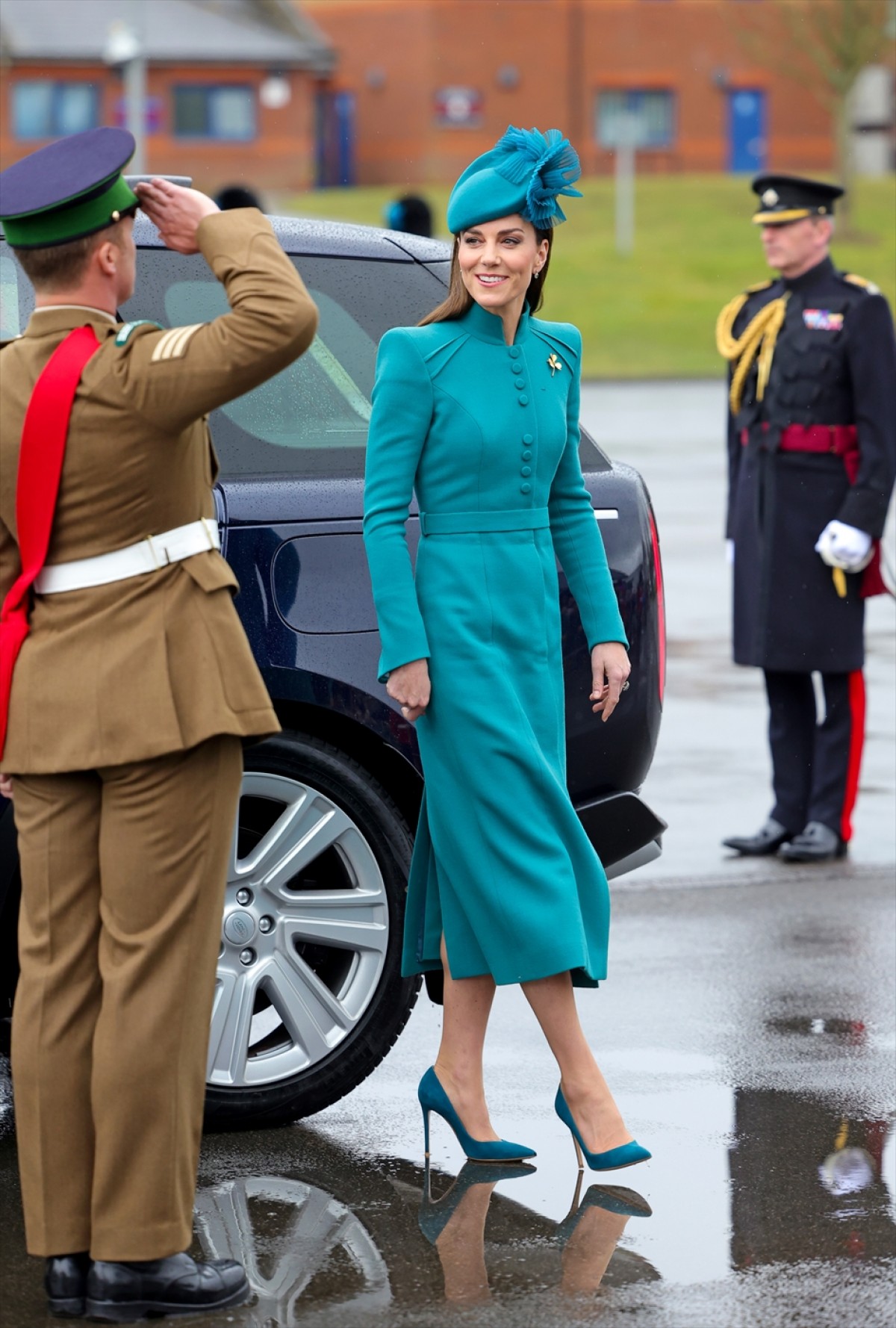 キャサリン妃、青緑コーデ＆シャムロックのブローチを身に着け聖パトリックデーの式典に参加