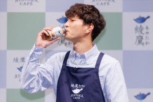 モグライダー・芝大輔、「綾鷹」新製品発表会に登場